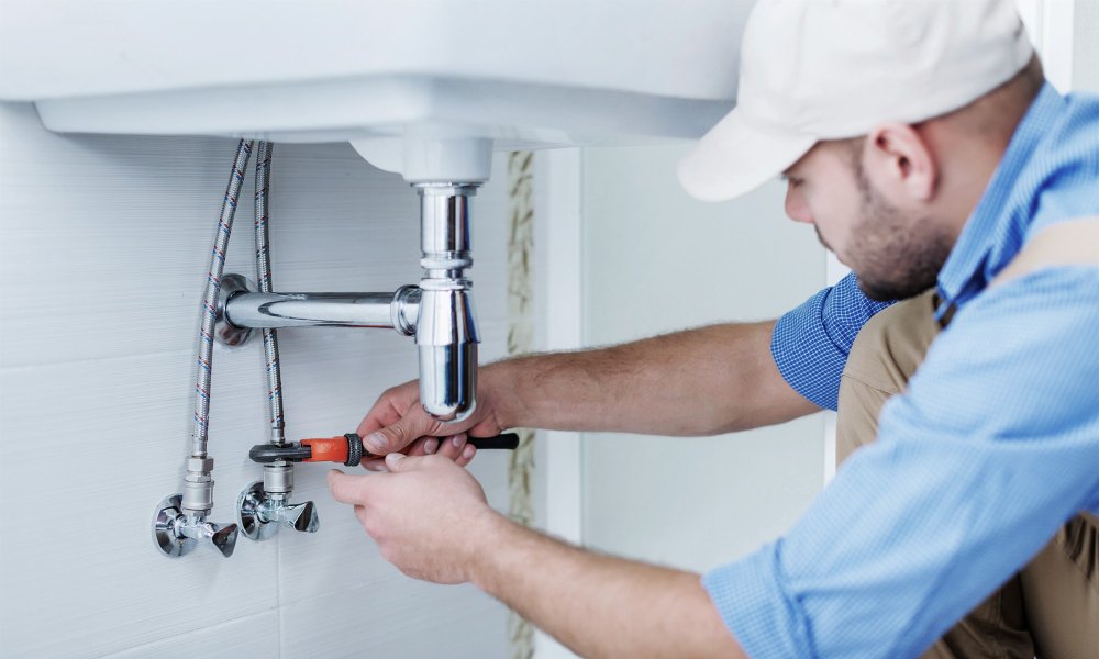Réparation de canalisation par un professionnel de la plomberie